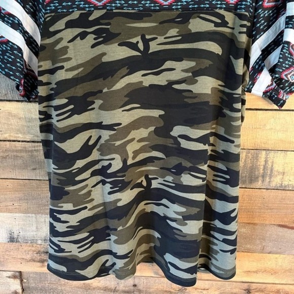 Sunshine & Rodeos Camo And Aztec Print Top Size Large - Picture 10 of 11